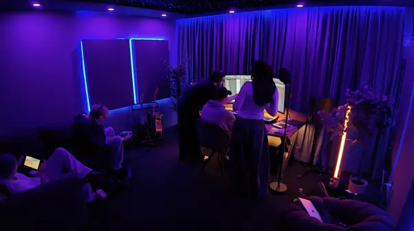 Aufnahme mit mehreren Leuten im Studio Köln