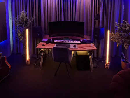 Der Studioraum in Köln mit Keyboard und Sitzecke